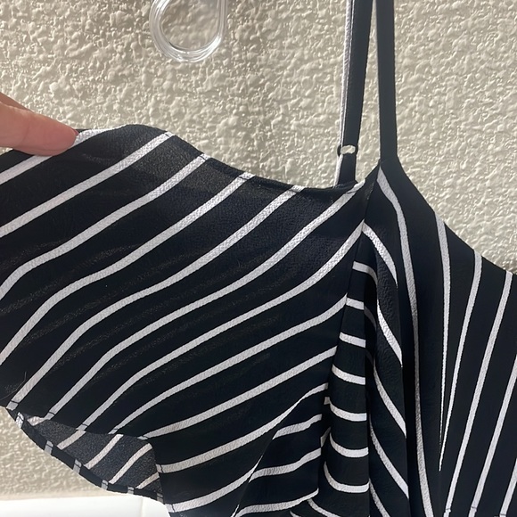 Bobeau Petite Large Black and White Open shoulder top . NEW no tags Never worn - Picture 2 of 5